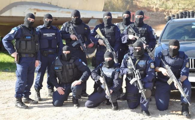 Μύκονος: Ο δήμαρχος ζήτησε αστυνομία και ο Χρυσοχοΐδης άκουσε – Κατεβαίνουν τα ΟΠΚΕ στο νησί